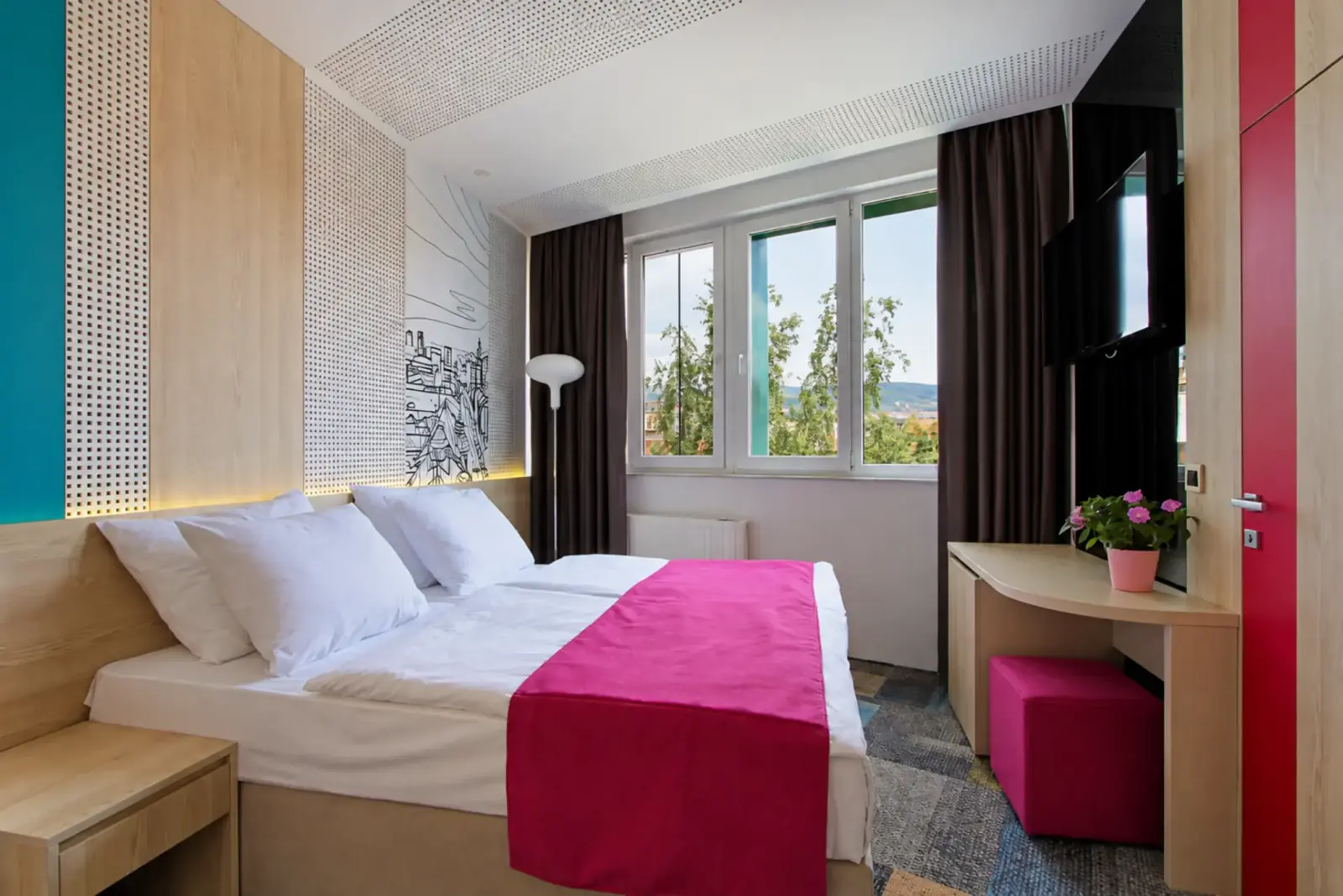 Double Room at Hotel Cosmopolit with full bed and window